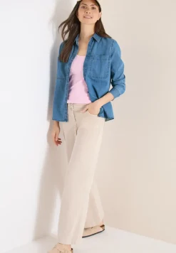 Blouse à col chemise, look denim
