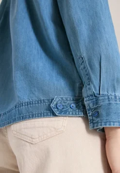 Blouse à col chemise, look denim
