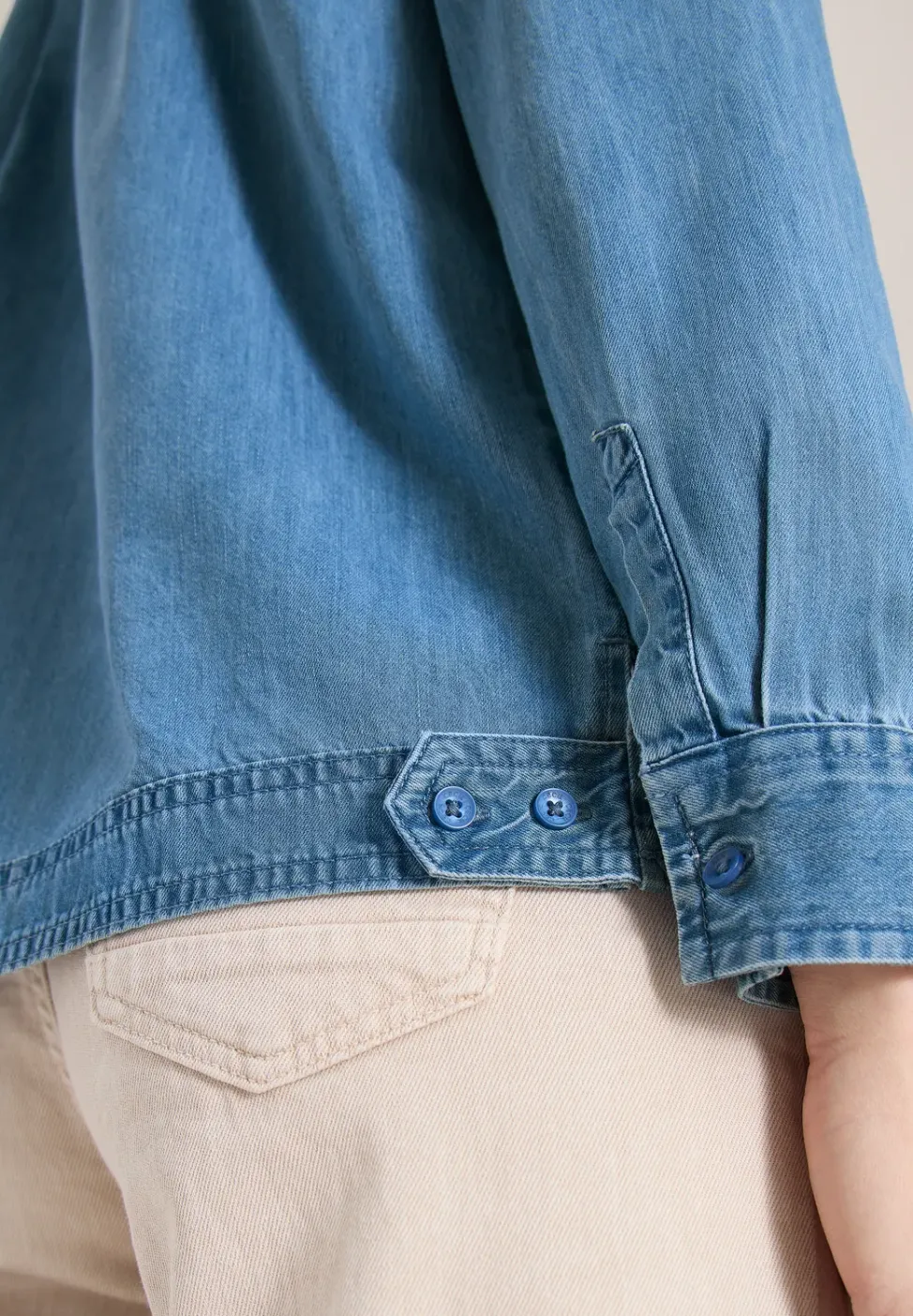 Blouse à col chemise, look denim