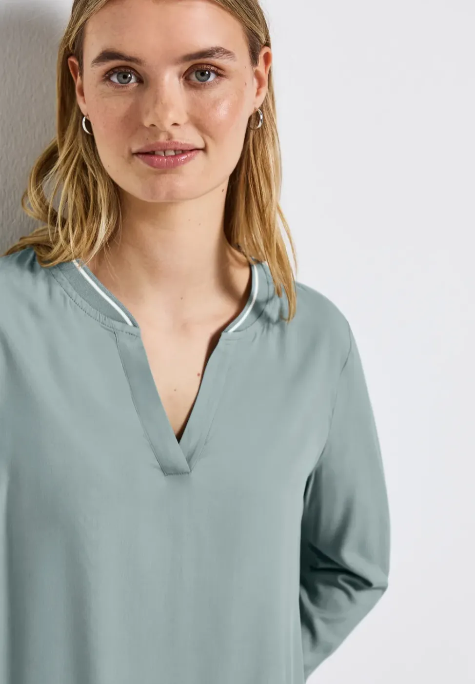 Blouse à col fendu avec bande