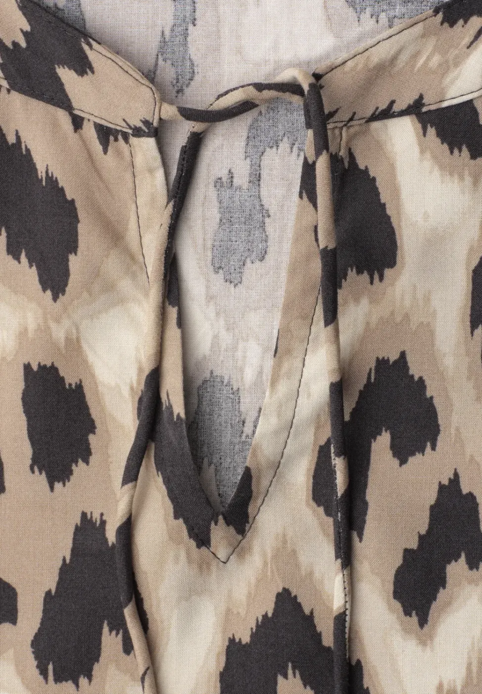 Blouse à col fendu avec détail smocké