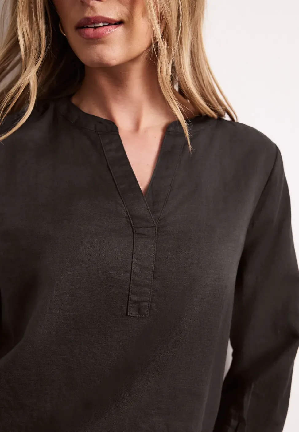 Blouse à col fendu en lin mélangé