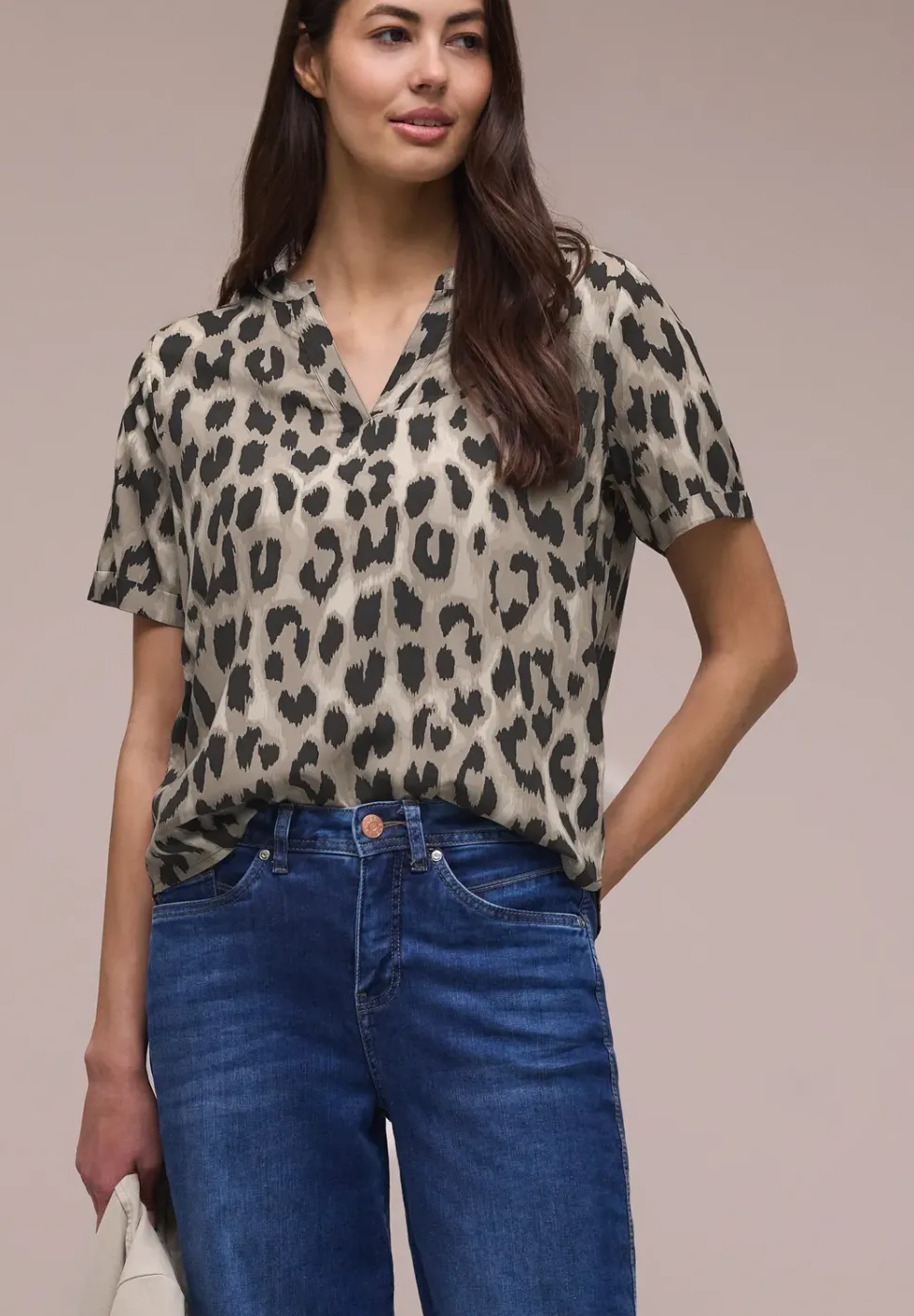 Blouse à col fendu et imprimé animalier