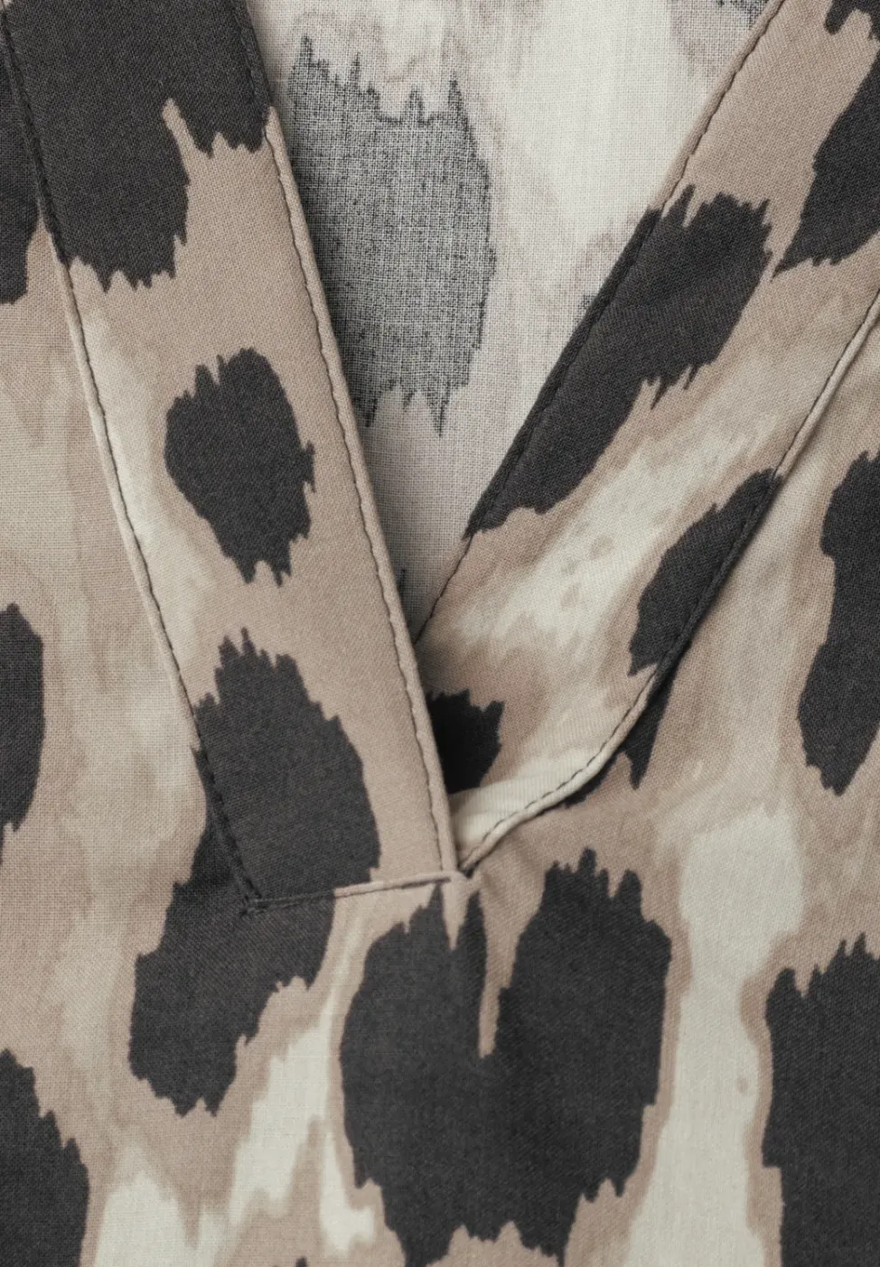 Blouse à col fendu et imprimé animalier
