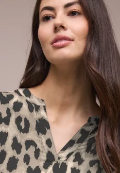 Blouse à col fendu et imprimé animalier