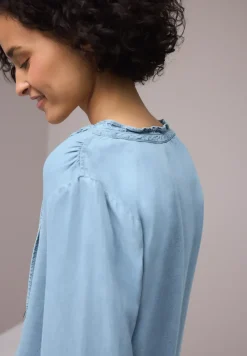 Blouse à manches 3/4 avec col fendu dans un look denim