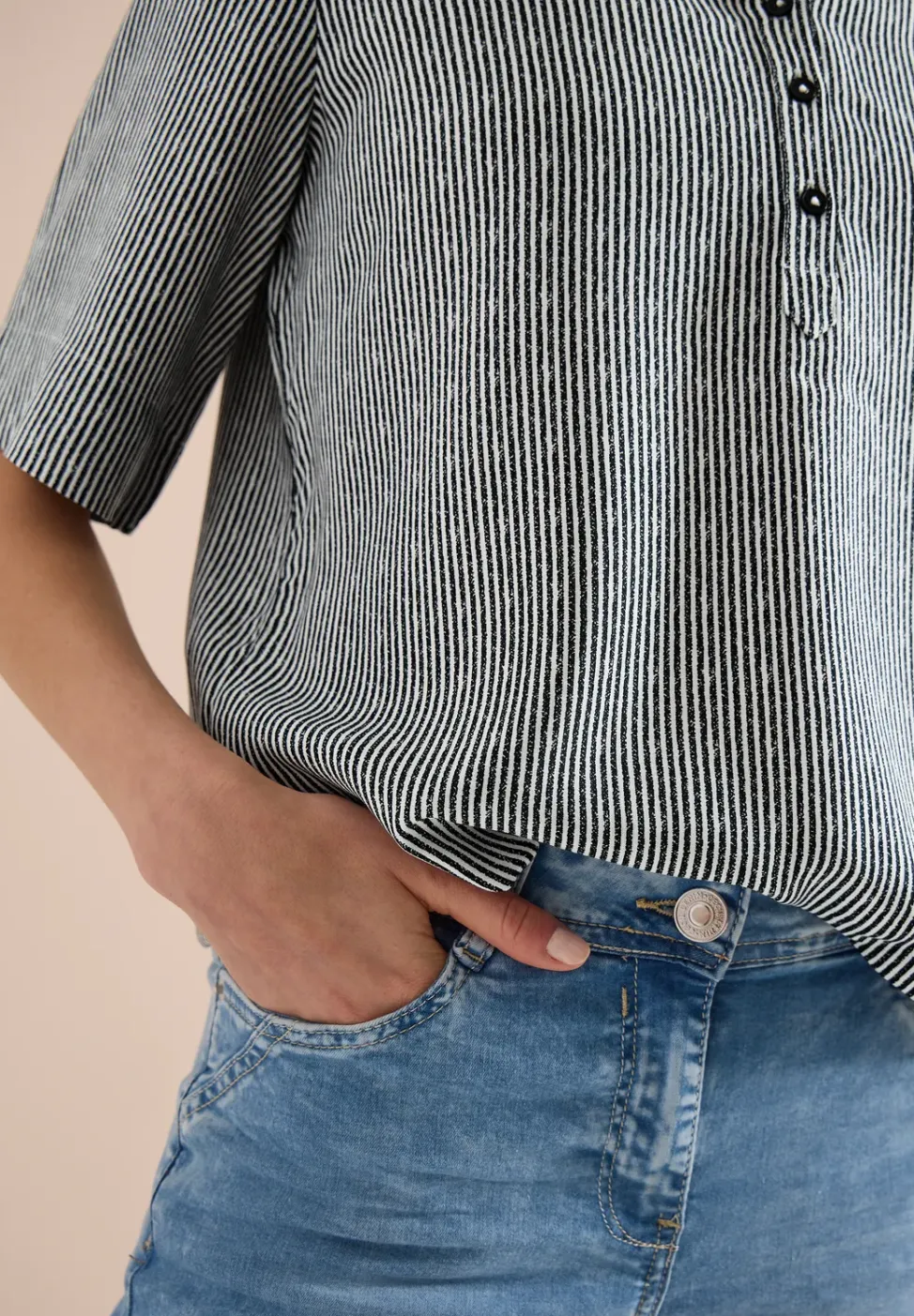 Blouse à manches courtes avec col fendu et rayures
