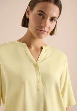 Blouse à manches courtes avec col fendu