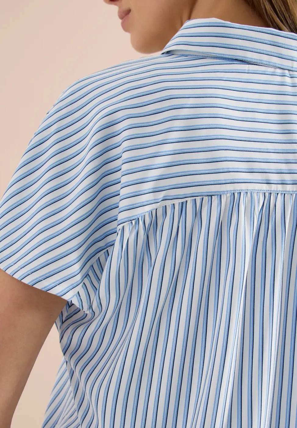 Blouse à manches courtes avec motif à rayures