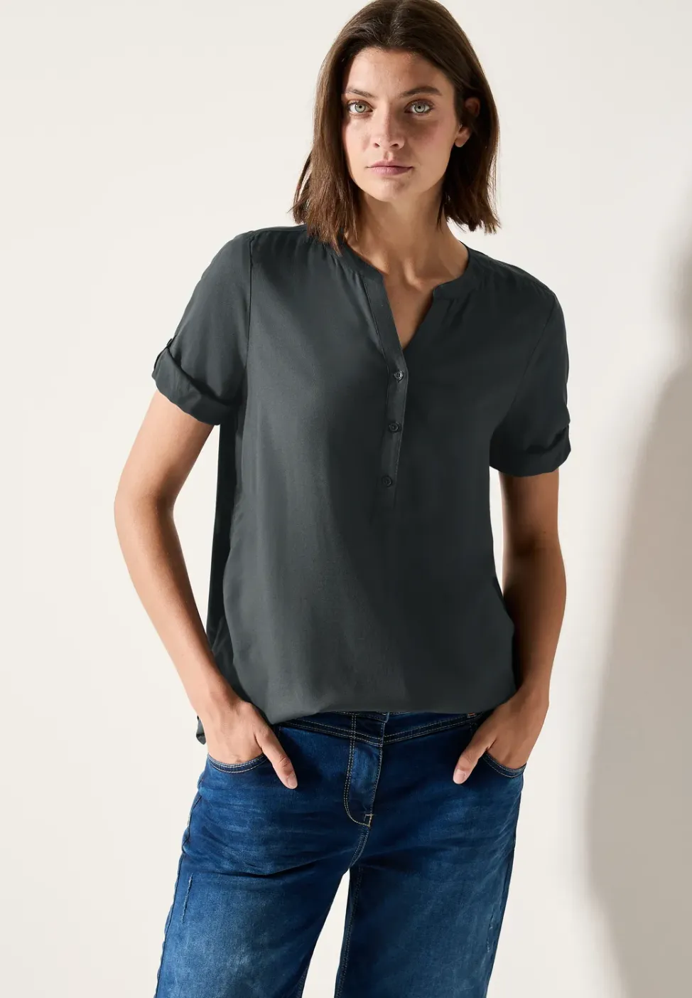 Blouse à manches courtes en couleur unie