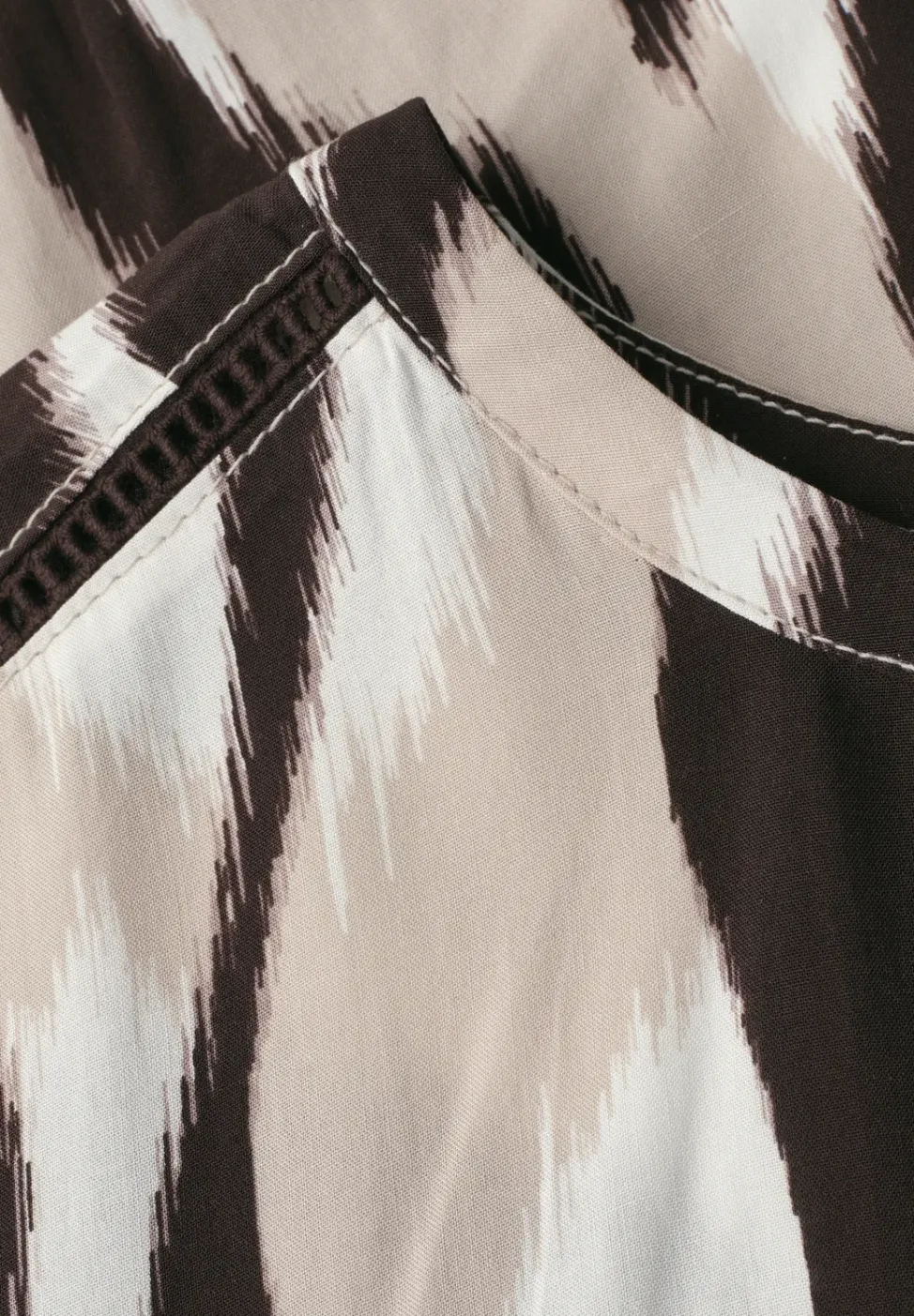 Blouse à épaules tombantes avec bandes décoratifves