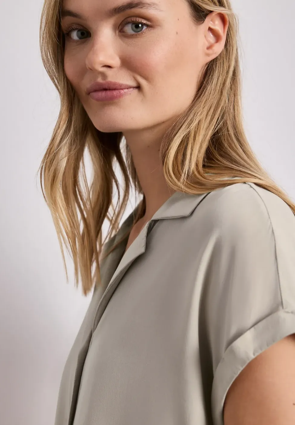 Blouse à épaules tombantes avec col bowling