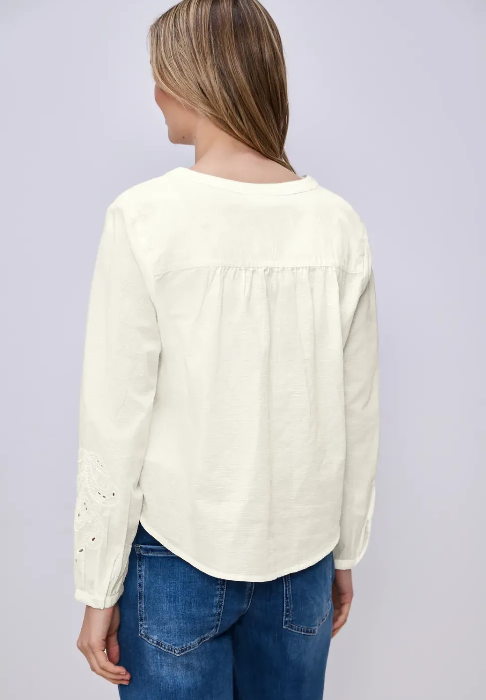 Blouse avec col en V et broderie