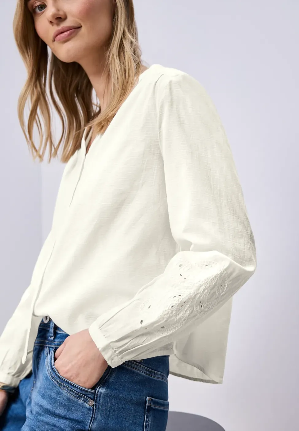 Blouse avec col en V et broderie