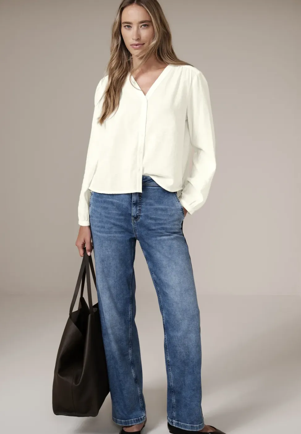 Blouse avec col en V et broderie