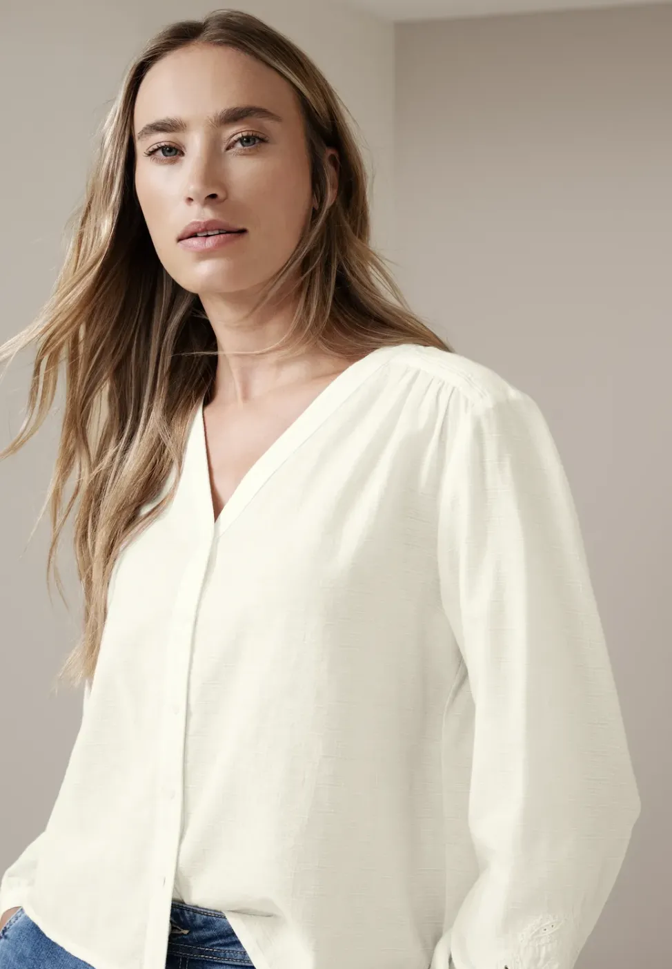 Blouse avec col en V et broderie