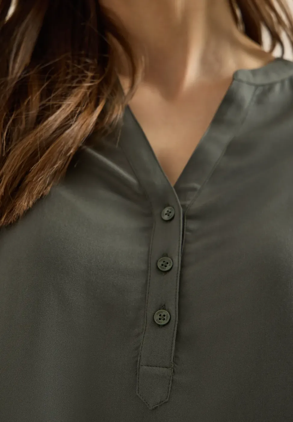 Blouse avec col fendu et ourlet élastique