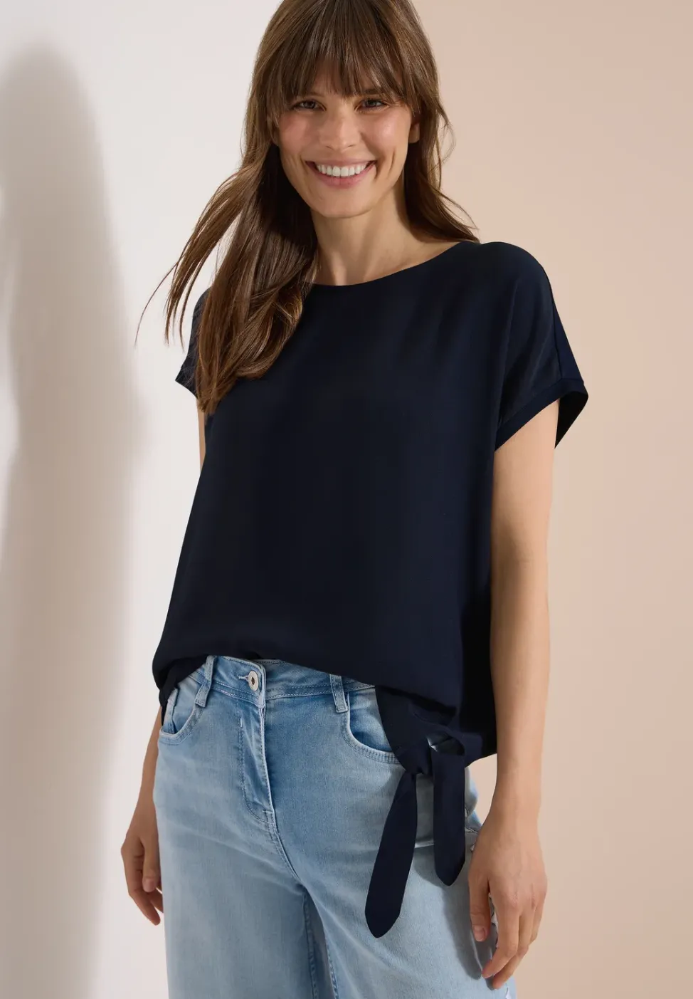 Blouse avec col rond et détail de nœuds