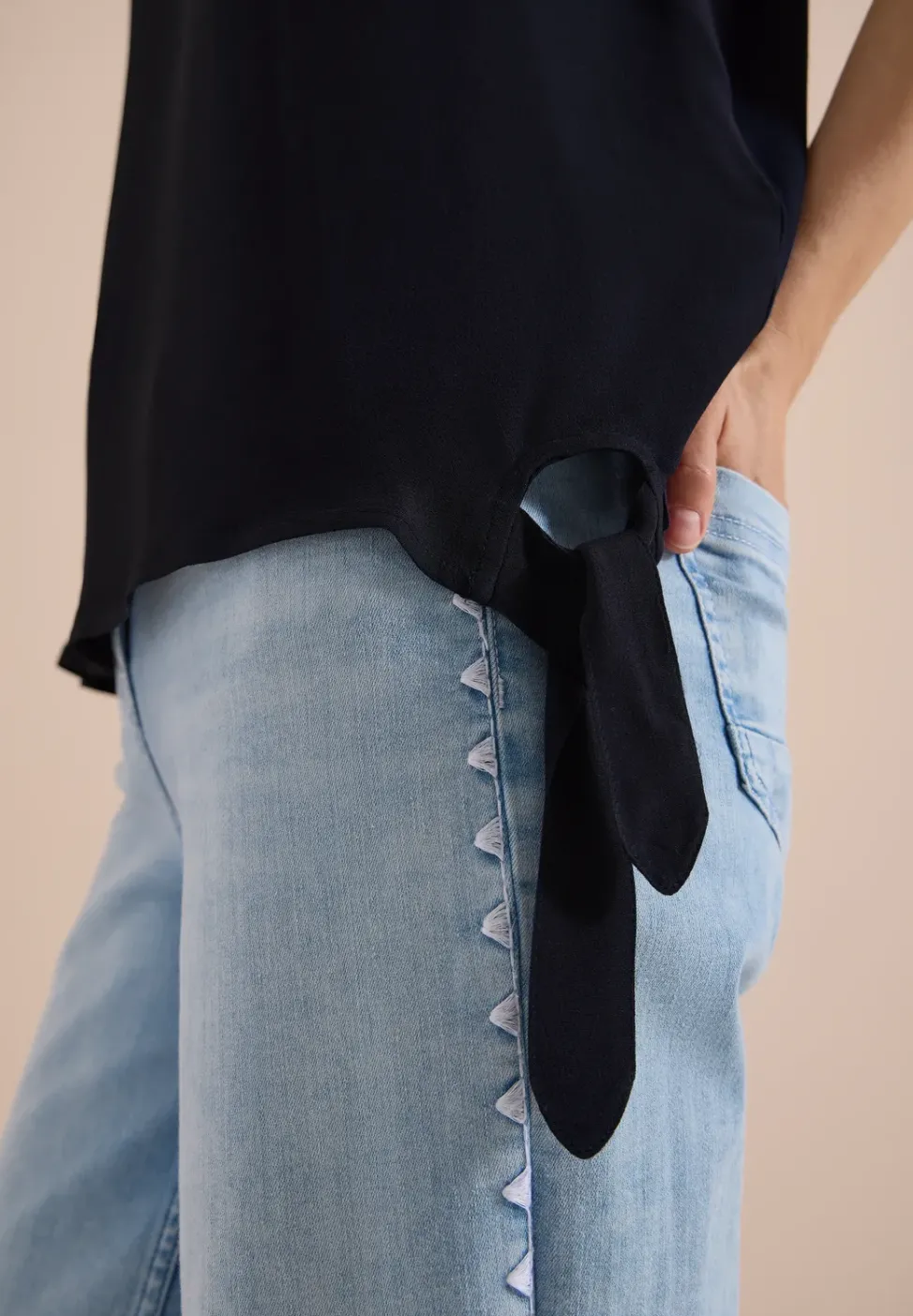 Blouse avec col rond et détail de nœuds