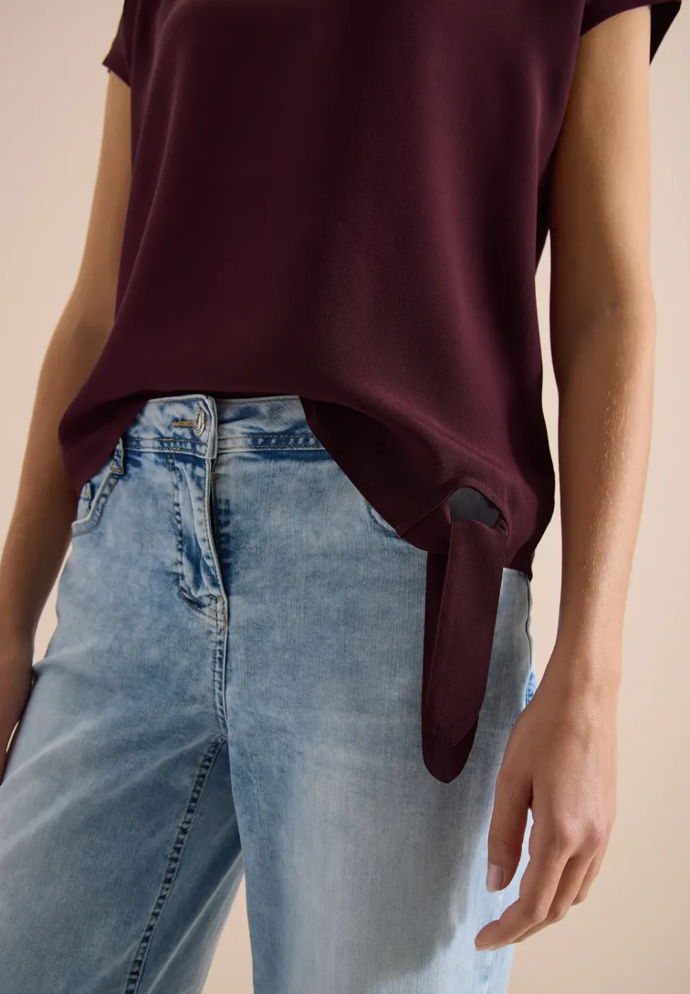 Blouse avec col rond et détail de nœuds