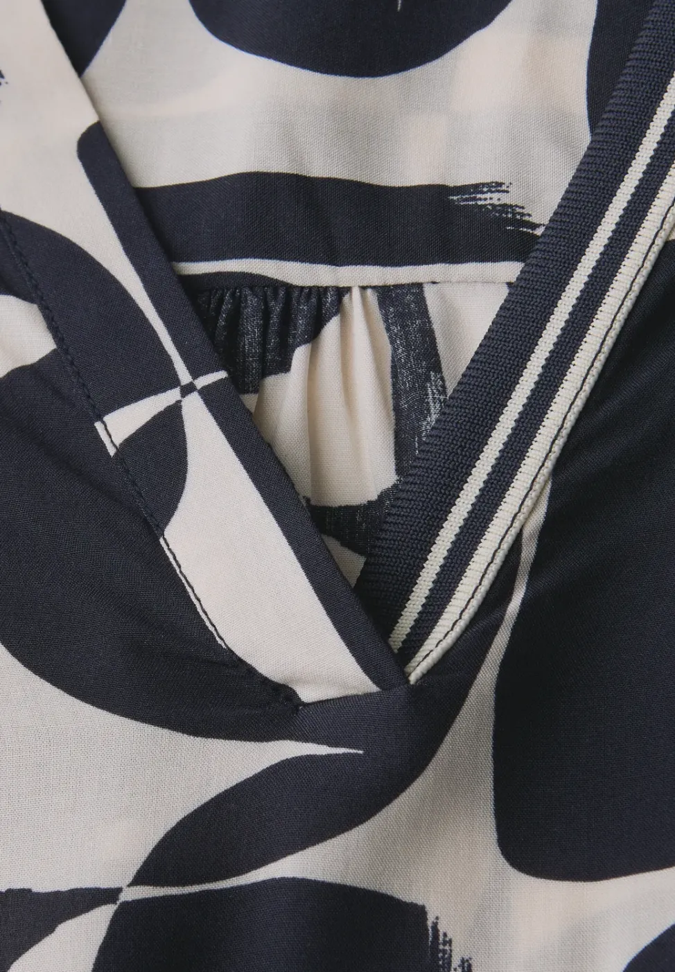 Blouse avec détails en tape
