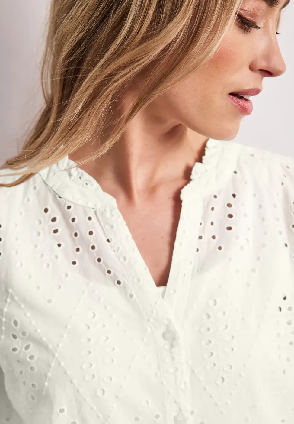 Blouse brodée à col fendu