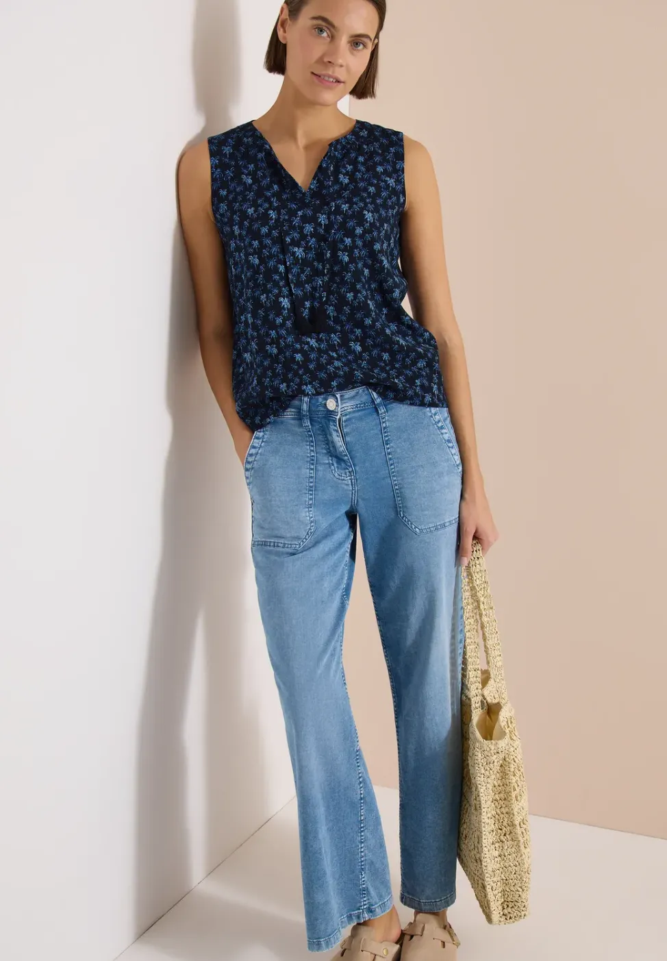 Blouse sans manches à col fendu et imprimé palmiers