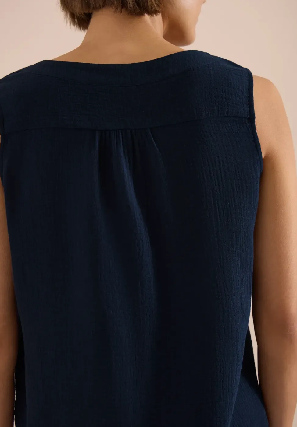 Blouse sans manches col V en mousseline