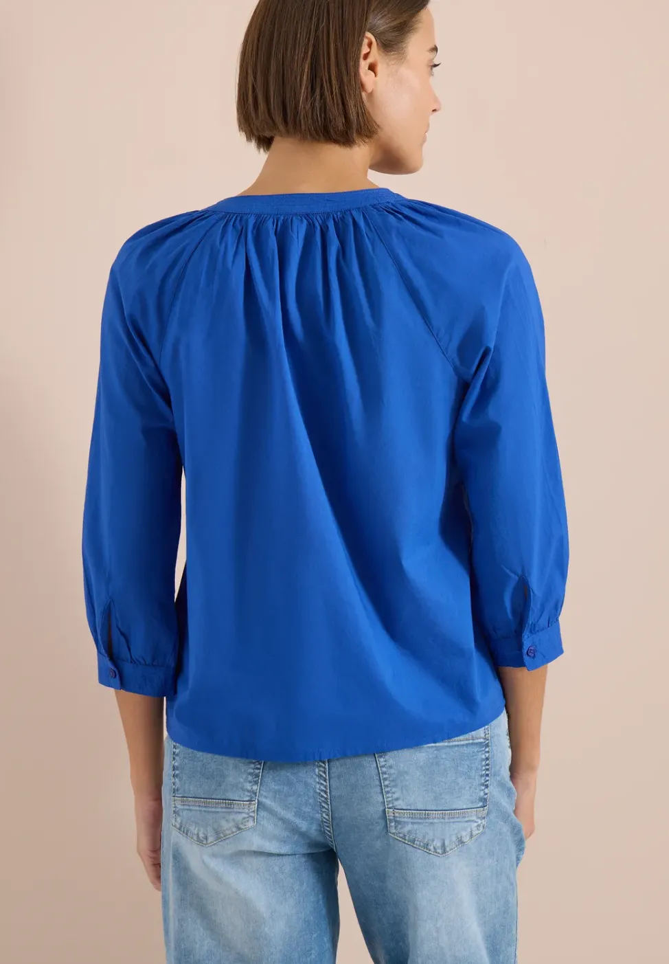 Blouse à manches 3/4 avec col fendu en couleur unie