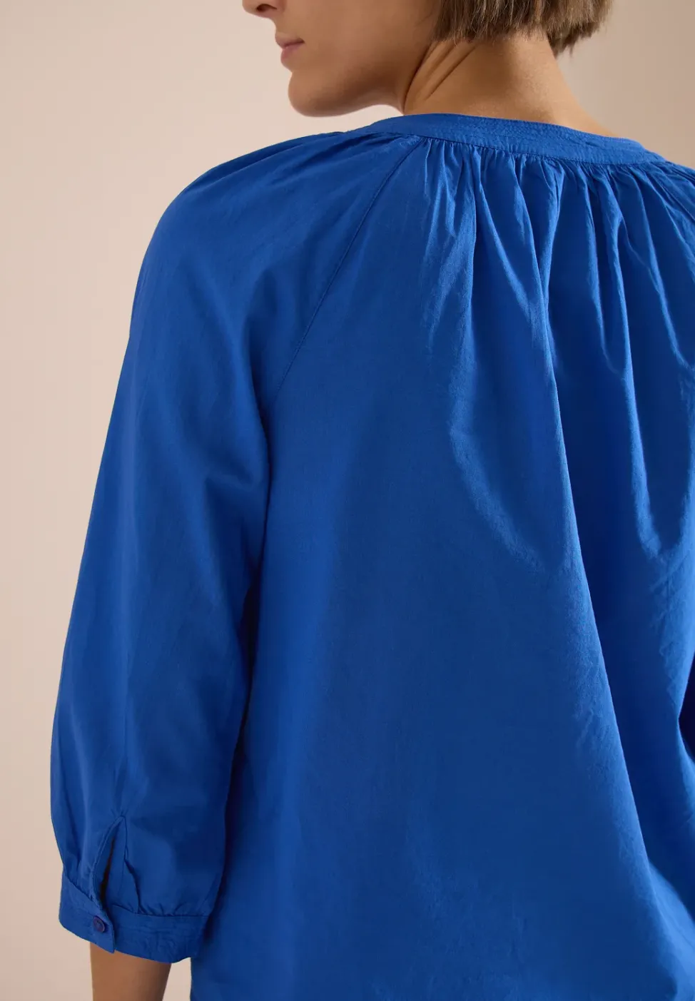 Blouse à manches 3/4 avec col fendu en couleur unie