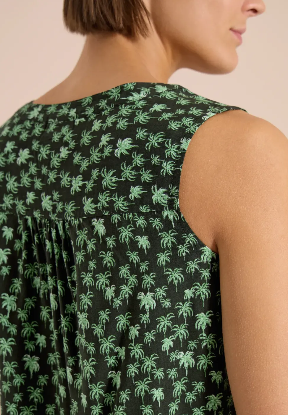 Blouse sans manches à col fendu et imprimé palmiers