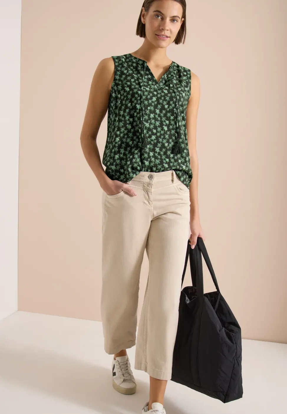 Blouse sans manches à col fendu et imprimé palmiers