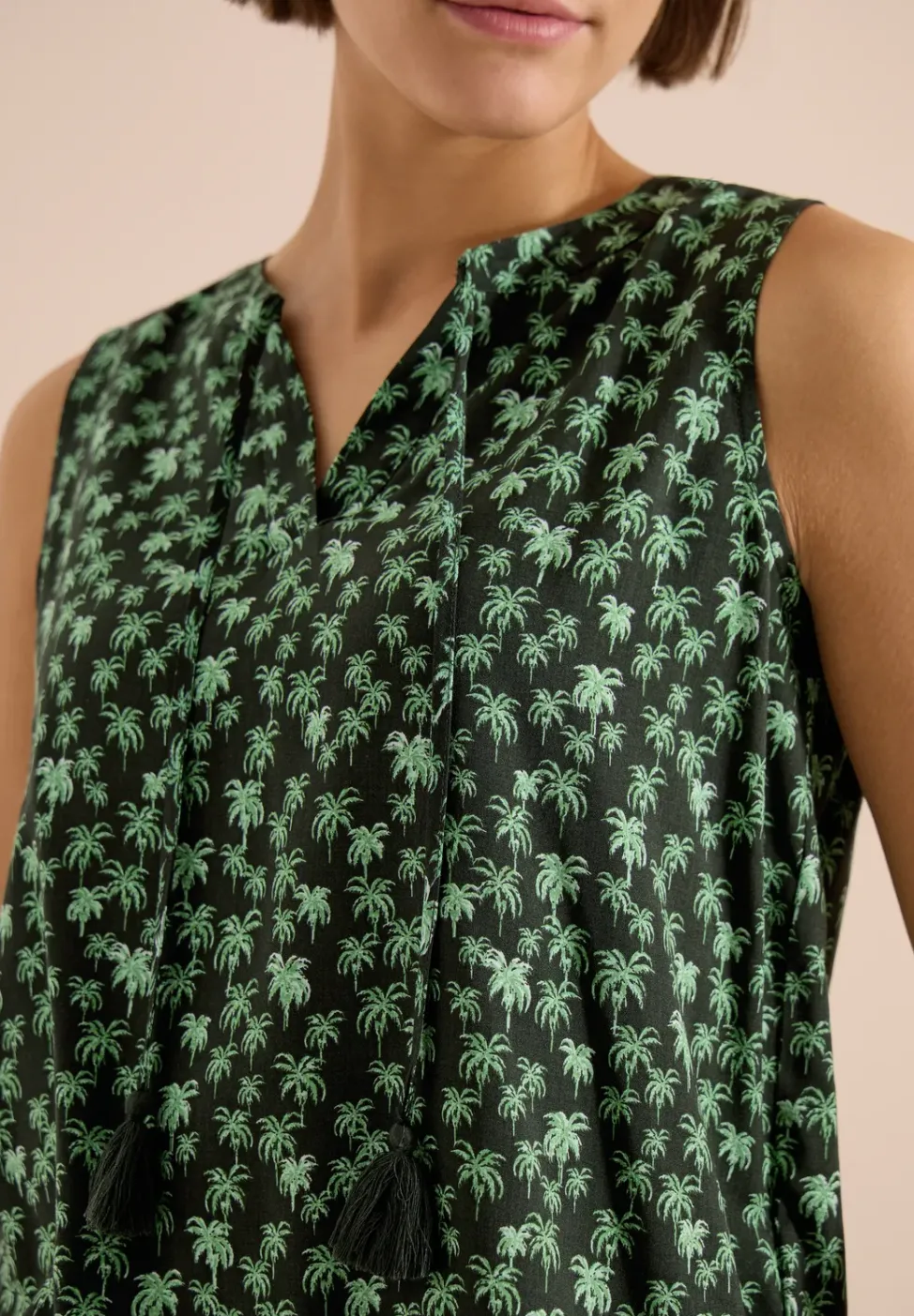 Blouse sans manches à col fendu et imprimé palmiers