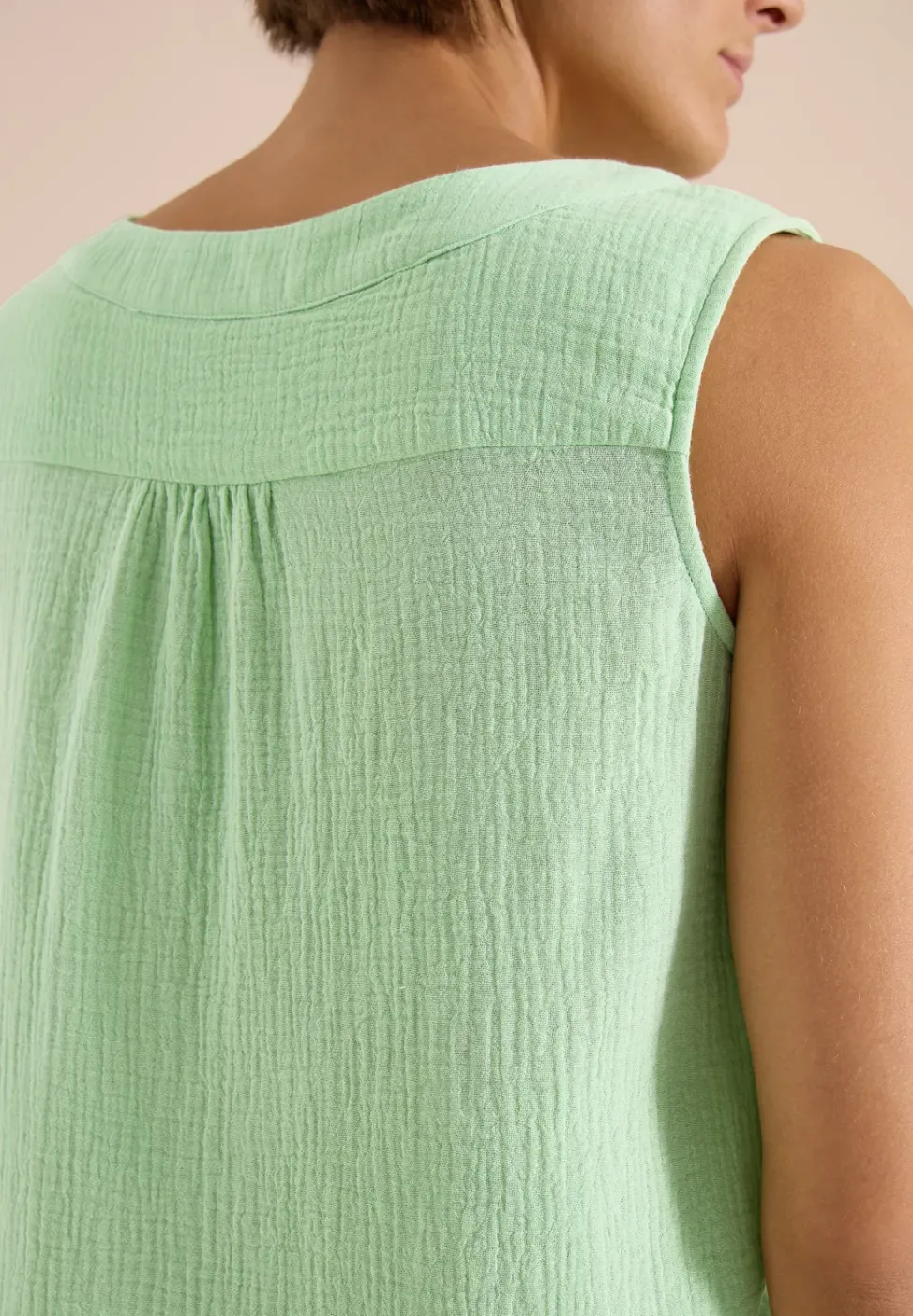 Blouse sans manches col V en mousseline
