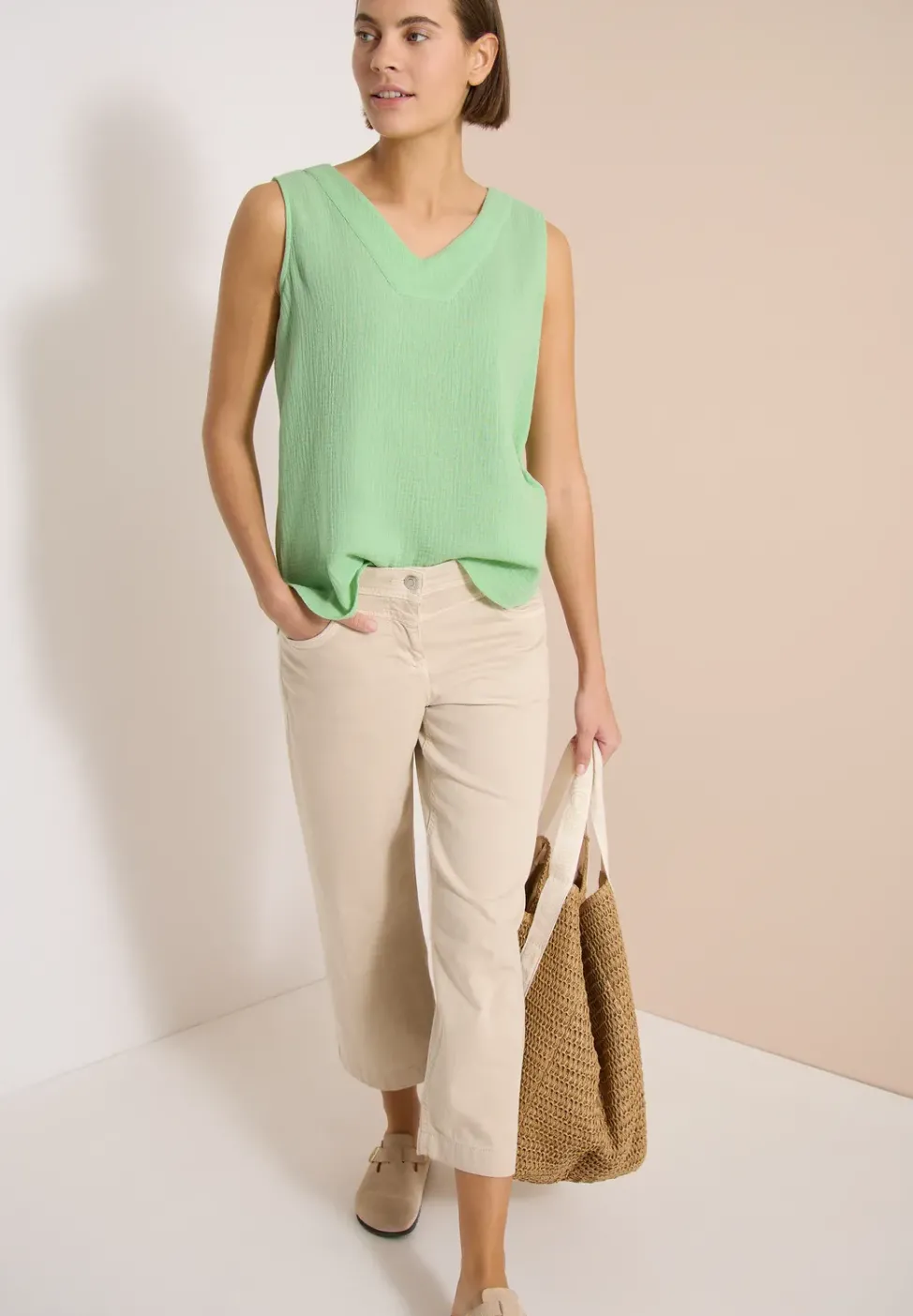 Blouse sans manches col V en mousseline