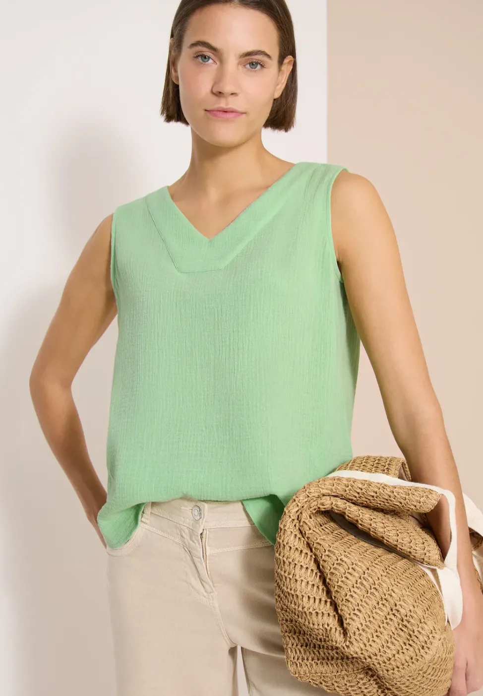 Blouse sans manches col V en mousseline