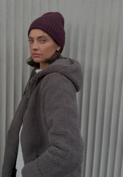 Bonnet tricoté en couleur unie
