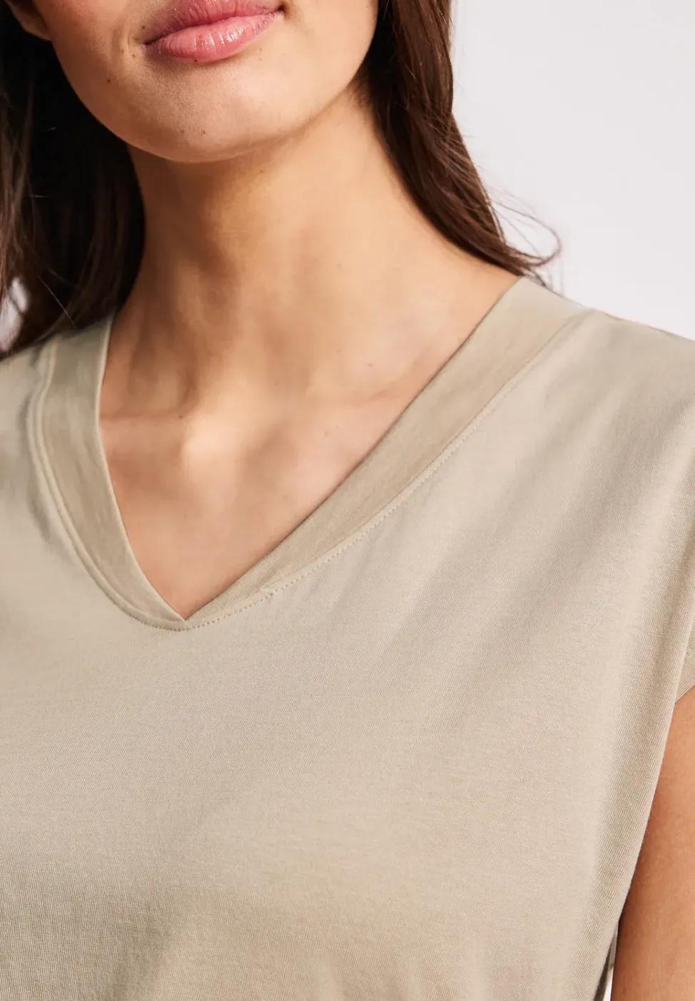 Chemise à épaules tombantes et col en V