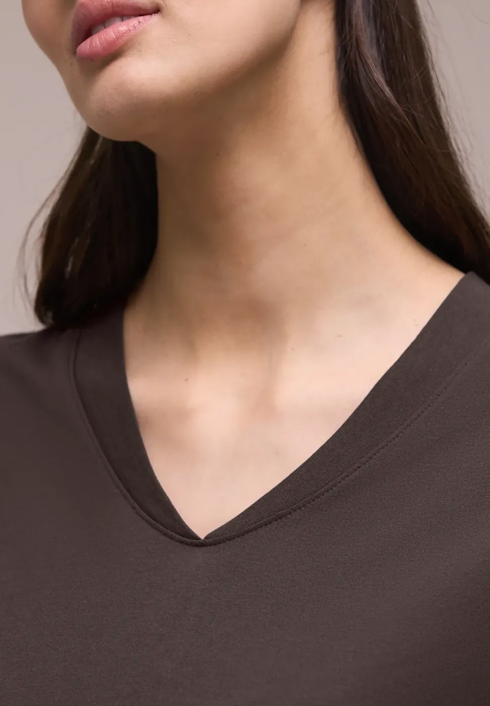Chemise à épaules tombantes et col en V