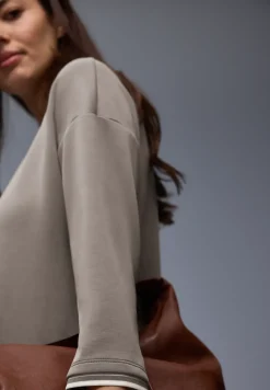 Chemise effet soyeux avec détails subtils