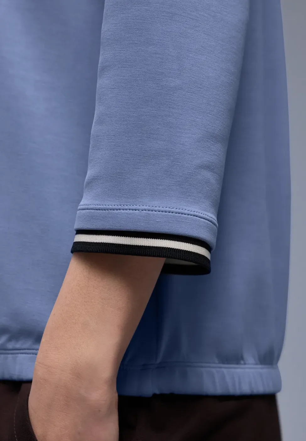 Chemise effet soyeux avec détails subtils