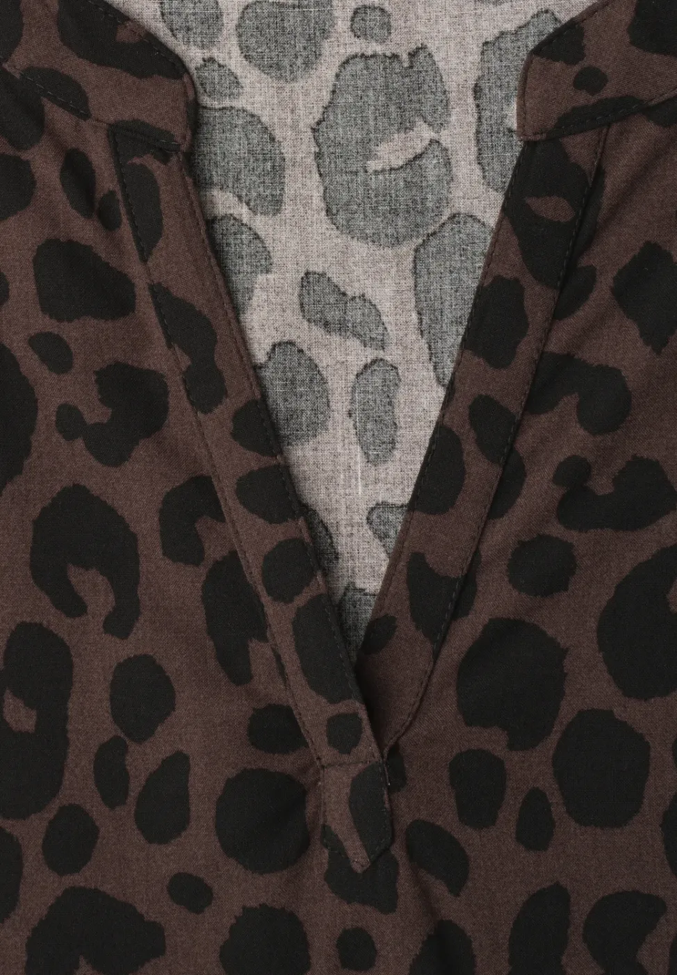 Chemisier à col fendu avec motif léopard
