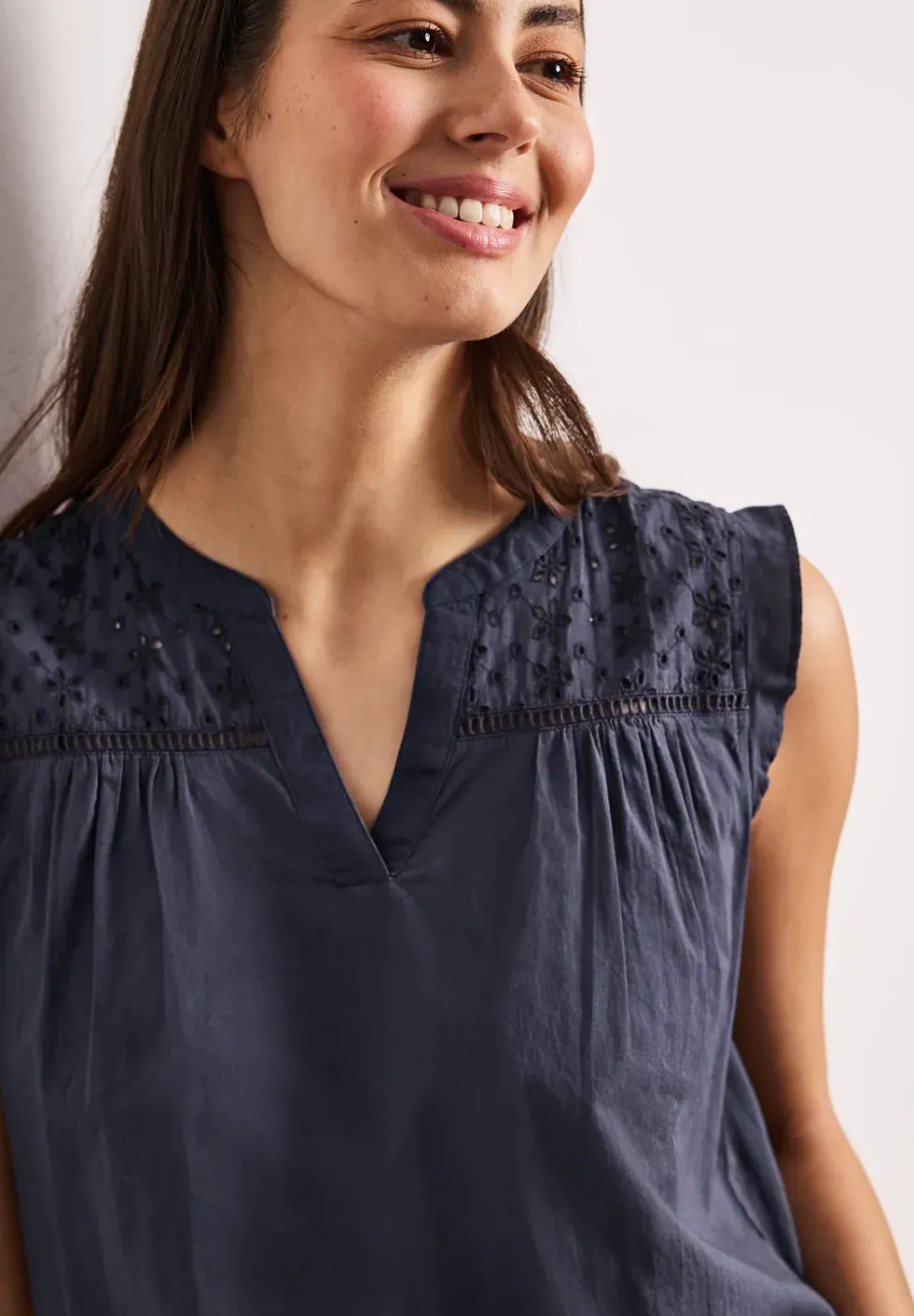 Chemisier top col fendu – détails shiffley