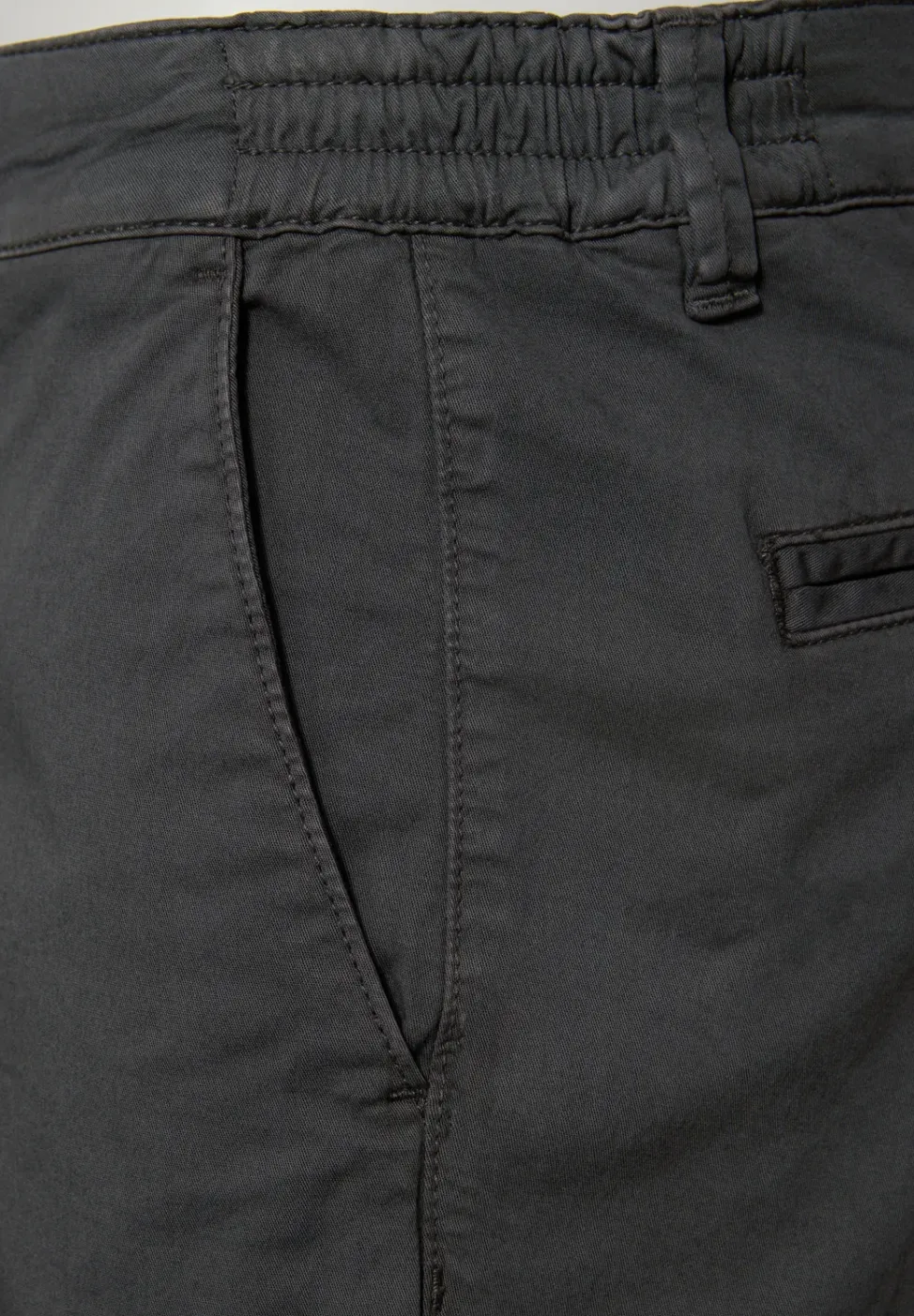 Chino avec ceinture stretch