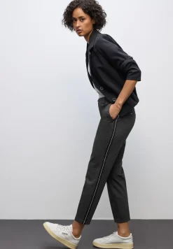Chino avec détails en bande