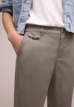 Chino en coupe casual dans une qualité douce