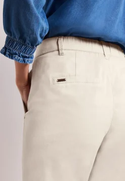 Chino en coupe casual dans une qualité douce