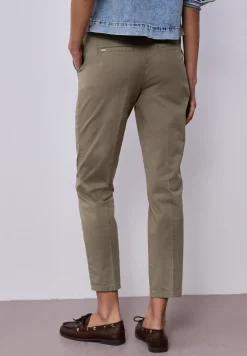 Chino en coupe casual dans une qualité douce