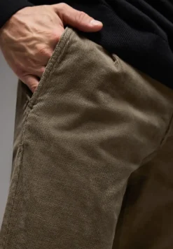 Chino en velours côtelé