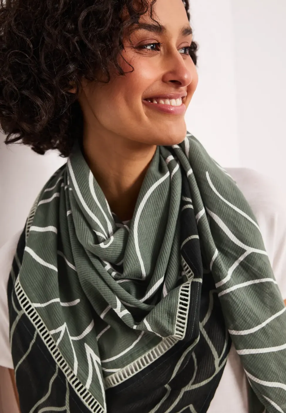 Foulard triangulaire avec impression de feuilles